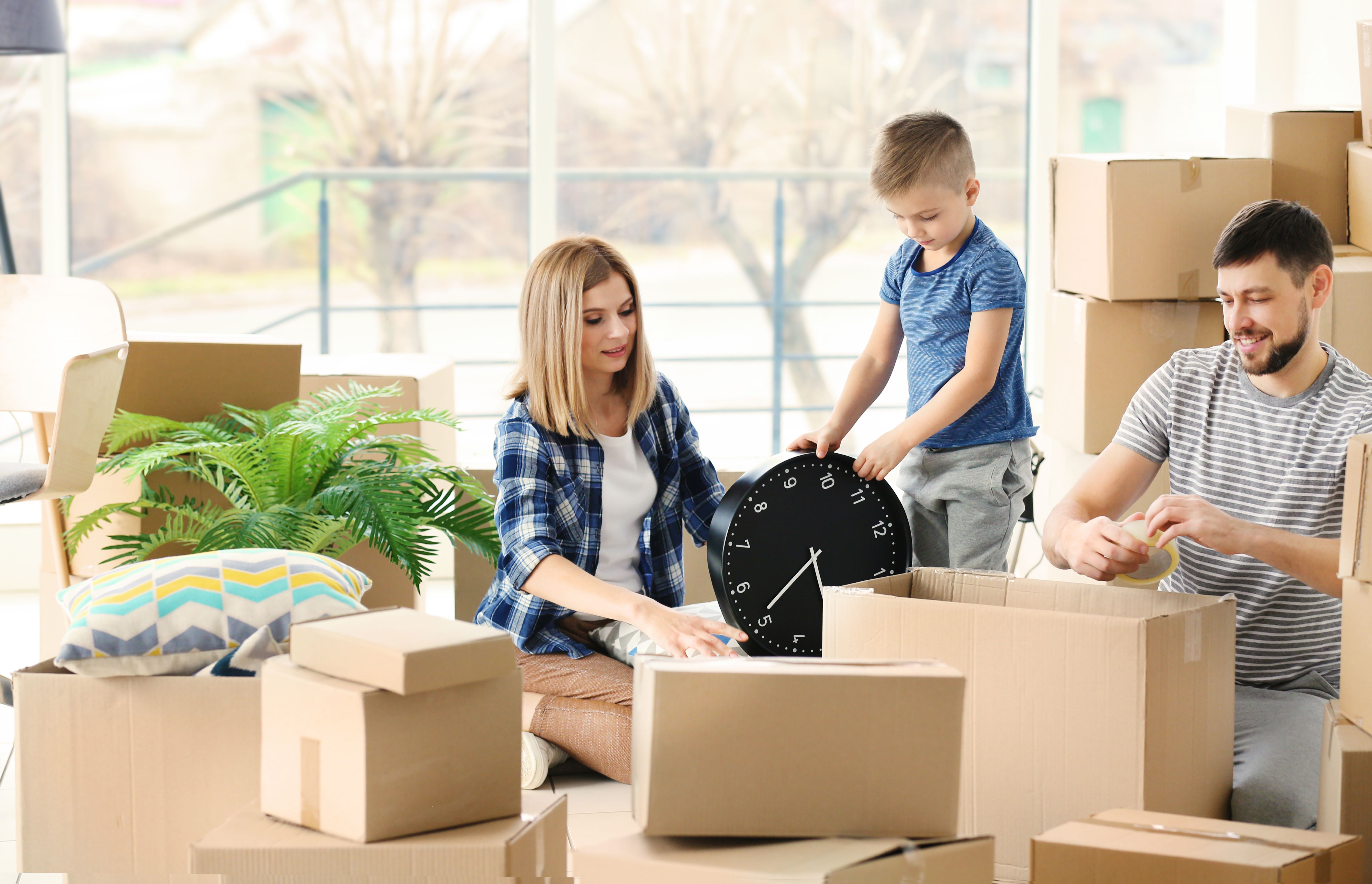 familj packar för att flytta till örebro